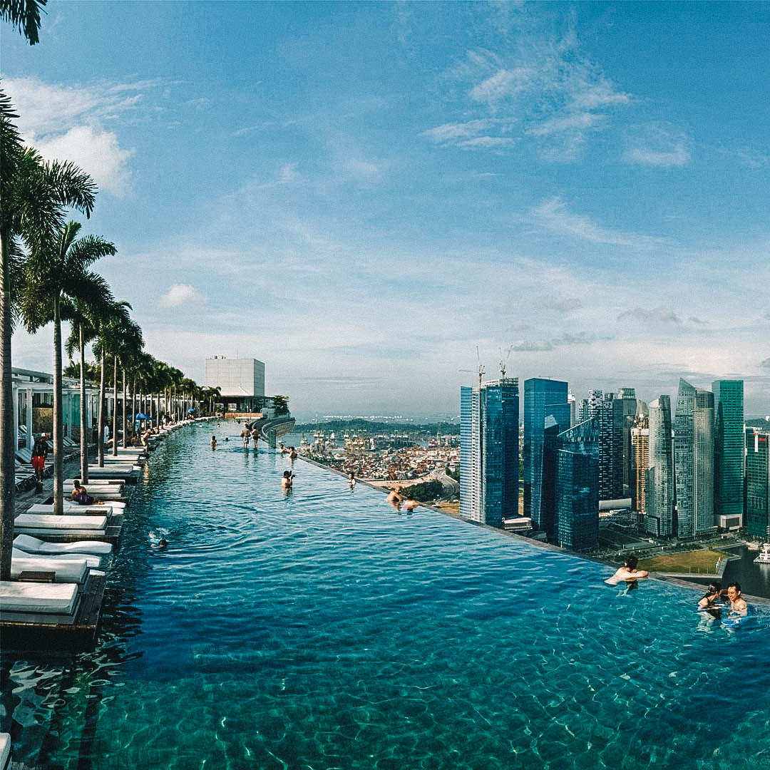 Piscina de 120 metros de comprimento com borda infinita com vista de Cingapura