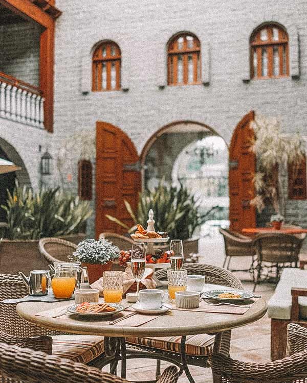 Mesa de café da manhã servida na Pousada Castello Benvenutti, em Bento Gonçalves