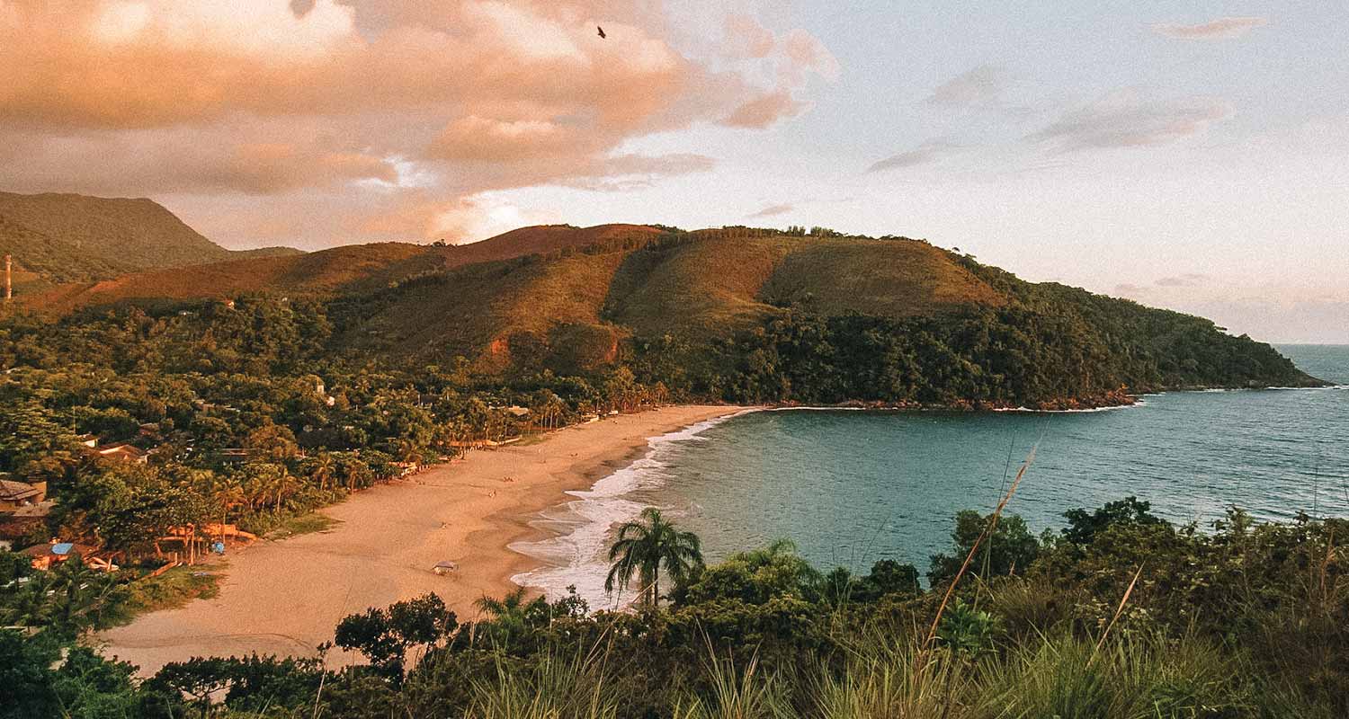 Vista de um mirante no entardecer na praia de Maresias, no litoral Norte de SP