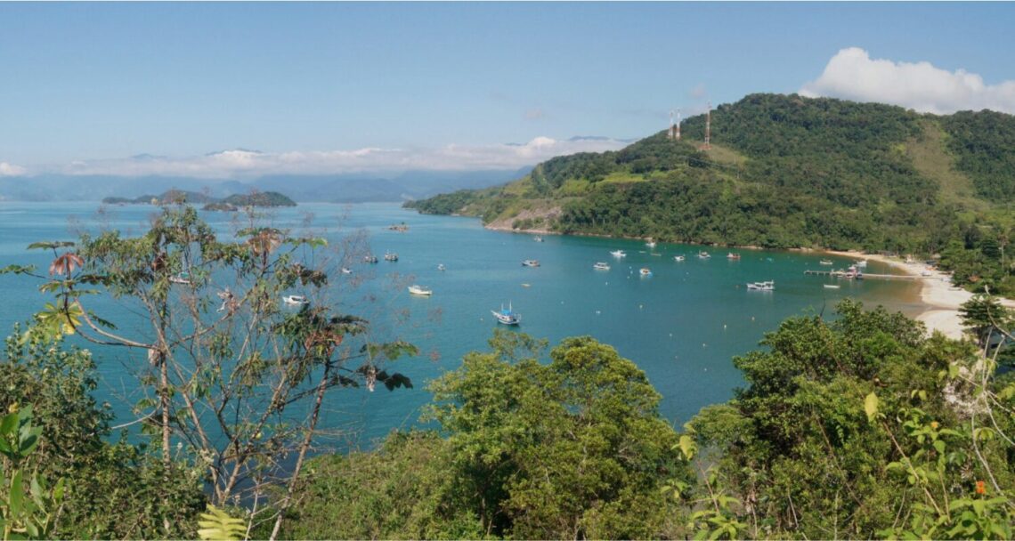 Vista panorâmica do fiorde brasileiro, Saco do Mamanguá, entre montanhas