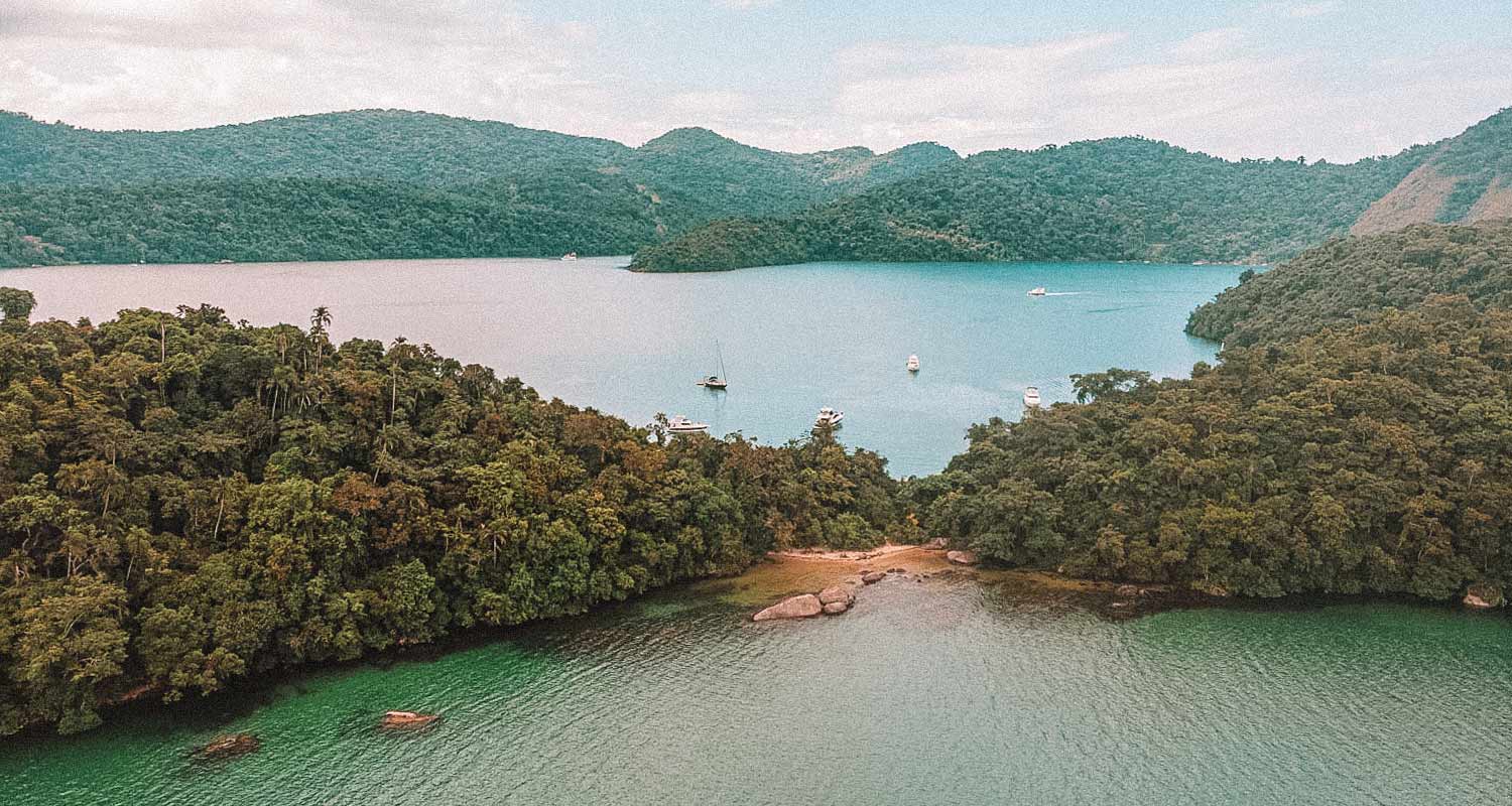 Vista panorâmica do mar esverdeado e trechos de terra no Saco do Mamanguá, em Paraty-Mirim