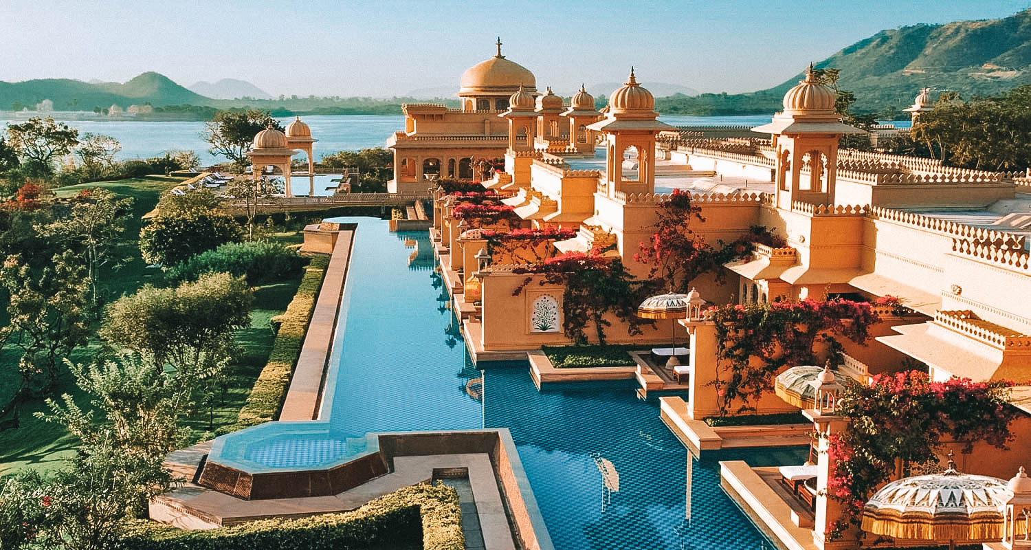 Piscina com pontes que ligam aos quartos do palácio indiano