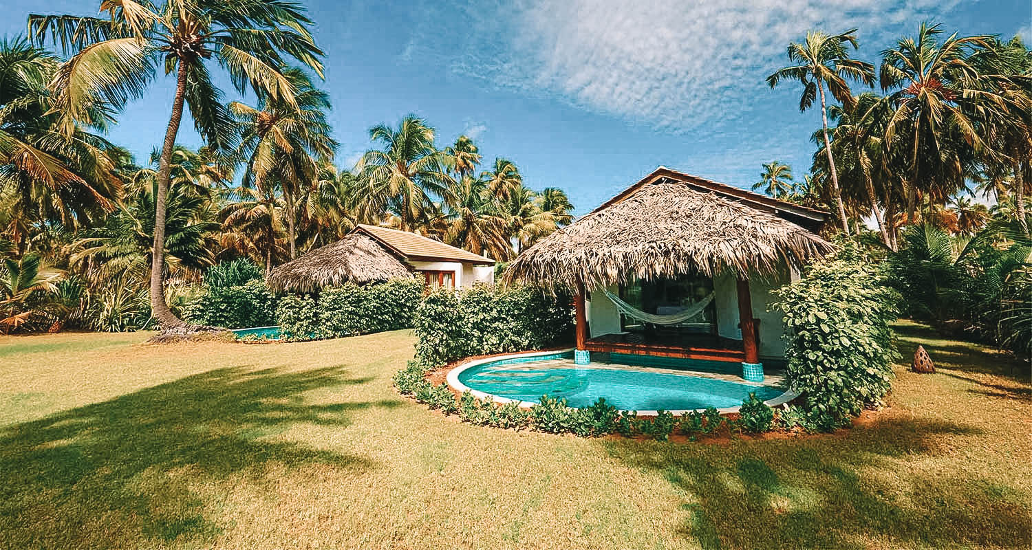 Bangalôs lado a lado com piscina privativa em frente de uma grande gramado