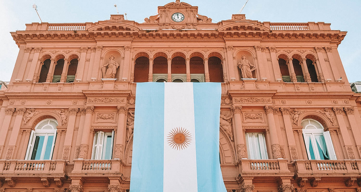 Casa rosada, na Argentina, com uma bandeira do país ao meio
