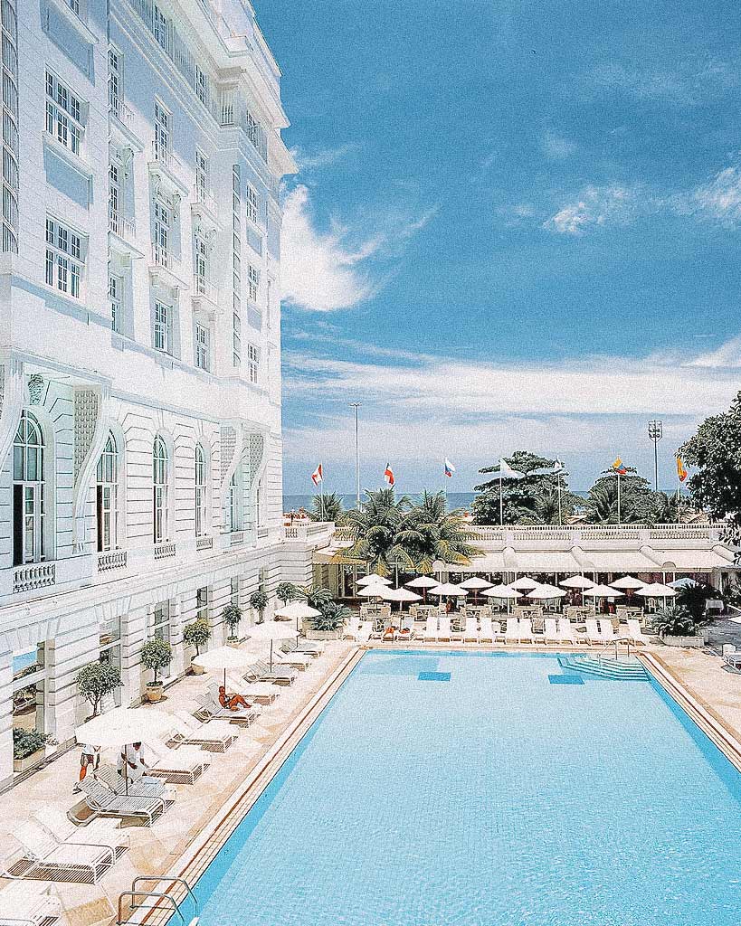 Piscina do Copacabana Palace com espreguiçadeiras brancas ao redor. Um das opções de day use no Rio no Janeiro.