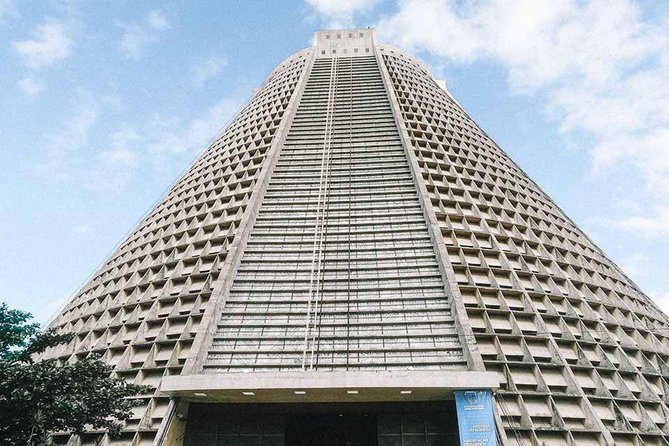 Catedral de cimento em formato de pirâmide maia