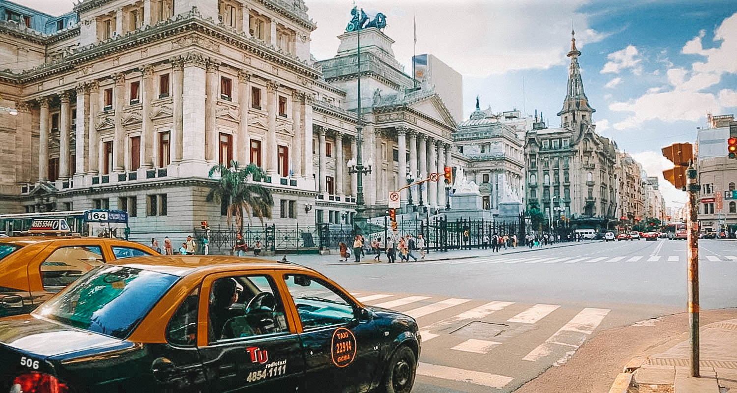 Rua de Buenos Aires com taxi e um edfiício antigo ao fundo