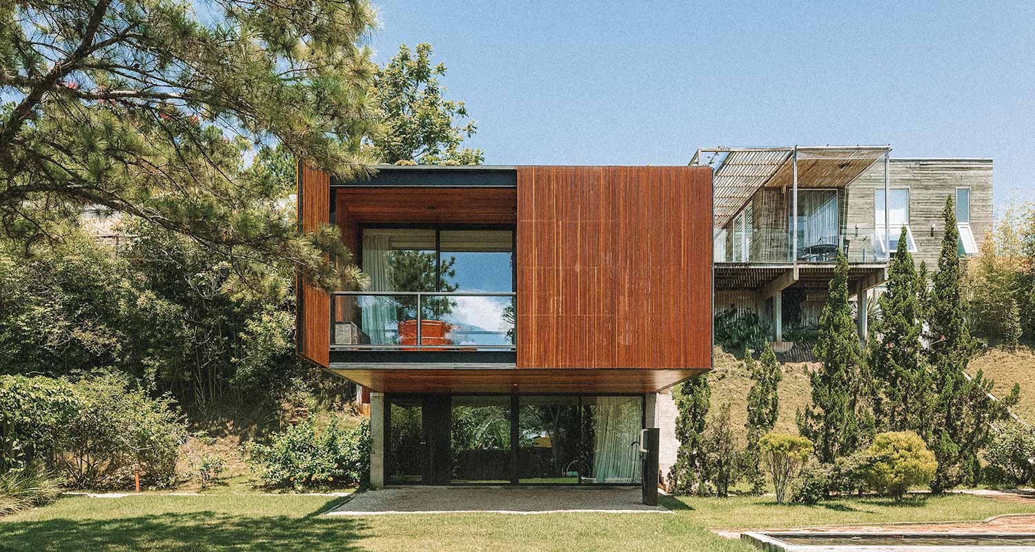 Casa com design moderno imersa na mata, no Felissimo Hotel. Pousadas e hotéis em Santa Catarina.