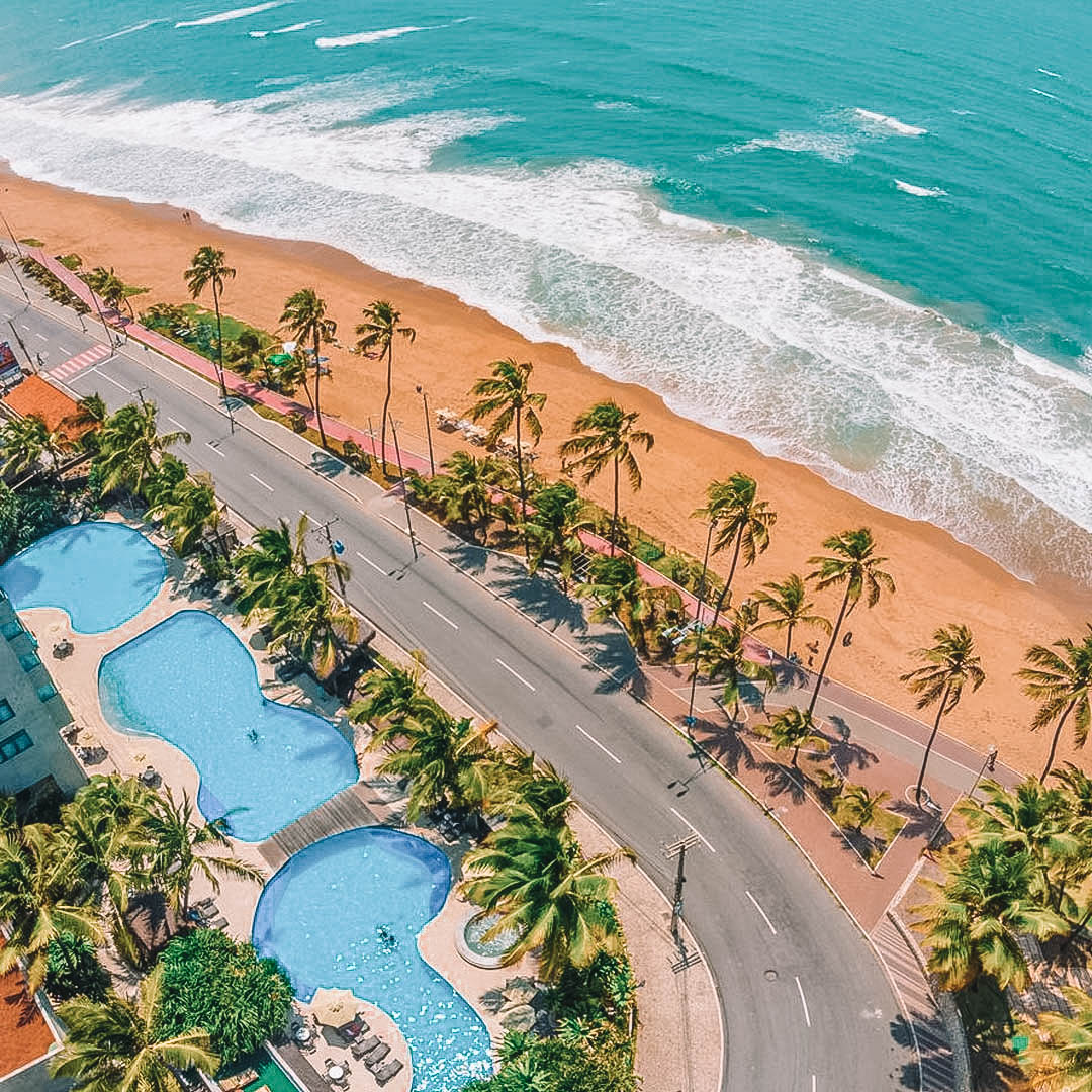 Visão aérea do hotel com a praia à frente