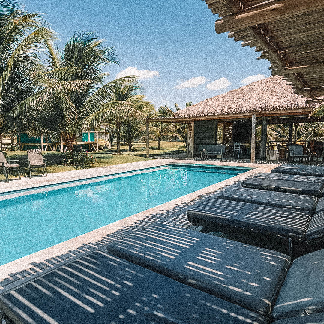 Deck de madeira com espreguiçadeiras e piscina