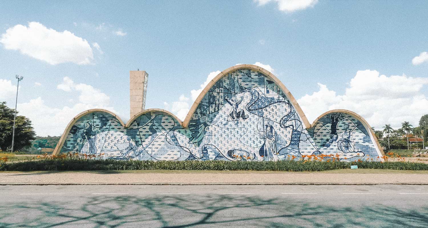Igreja com várias abóbadas e mosaico azul e branco, na Pampulha, uma das igrejas mais lindas do Brasil