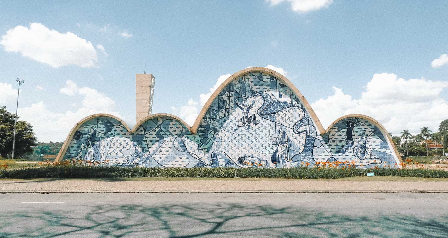 Igreja com várias abóbadas e mosaico azul e branco, na Pampulha