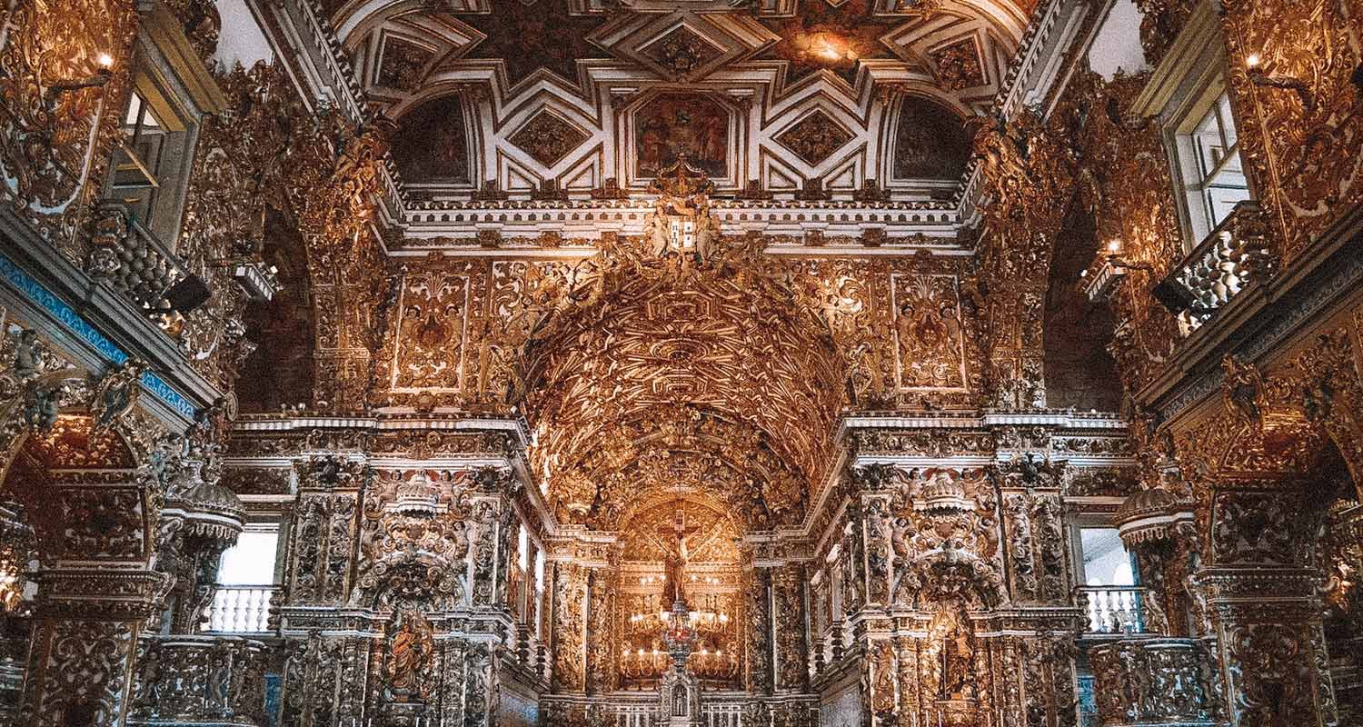 Interior de uma igreja toda talhado em ouro