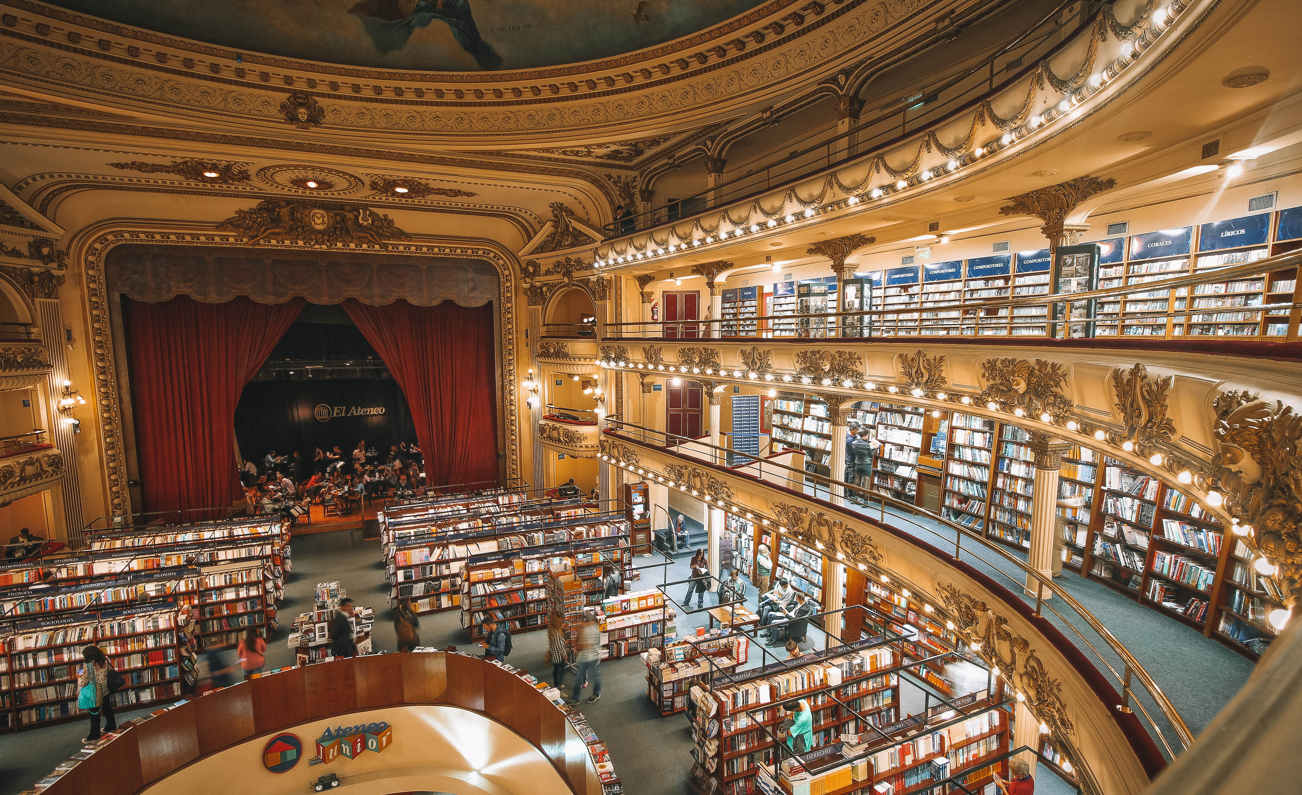 Biblioteca com três níveis e um palco de teatro ao meio