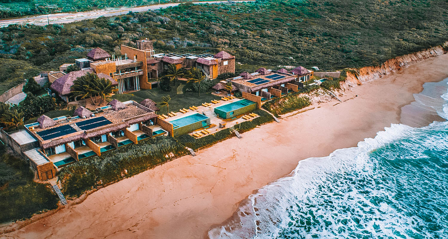 Vista aérea da pousada de encontro com o mar