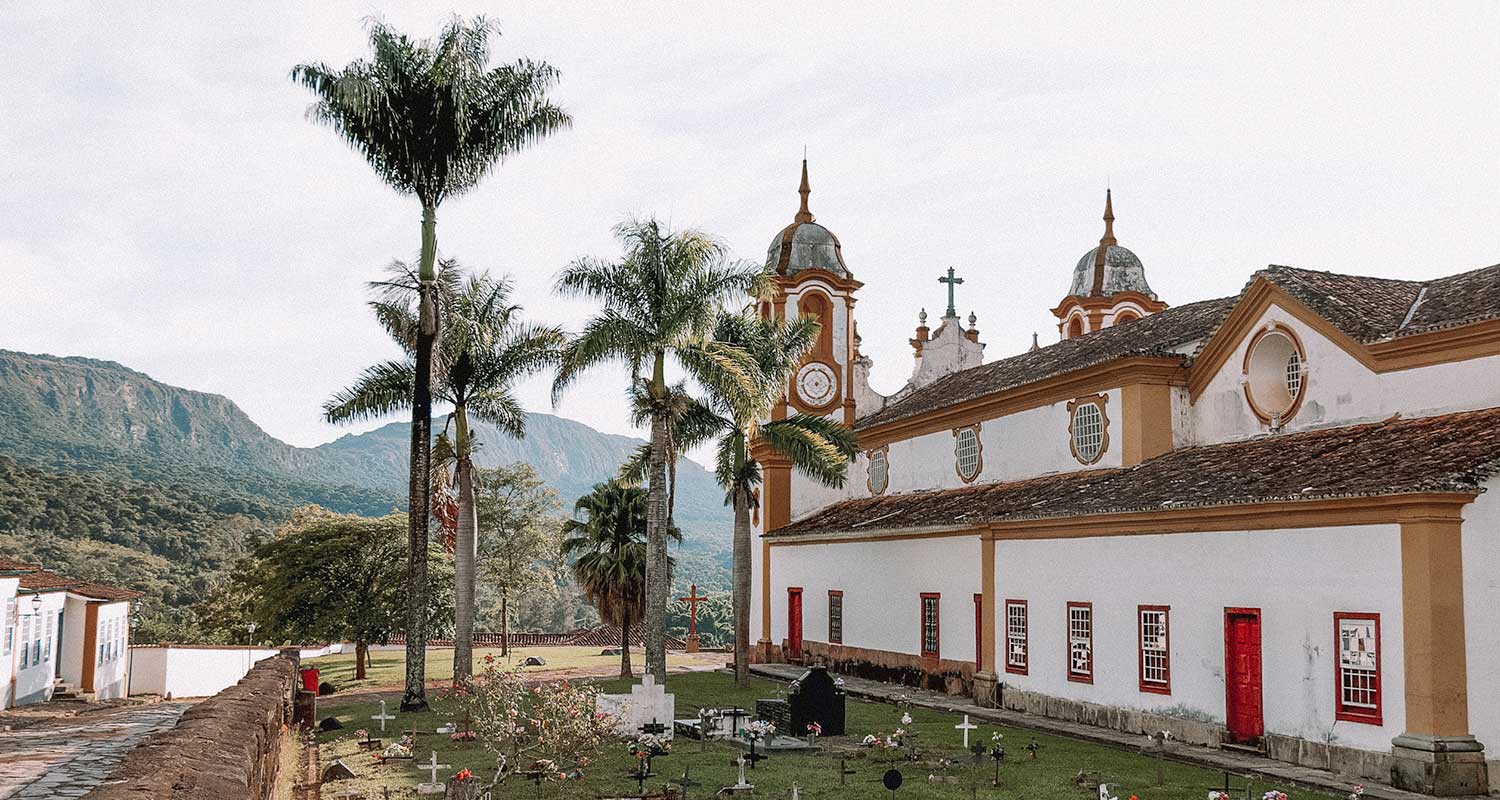 Vista lateral da Matriz Santo Antônio, com visão para a serra e palmeiras ao lado, uma das igrejas mais lindas do Brasil