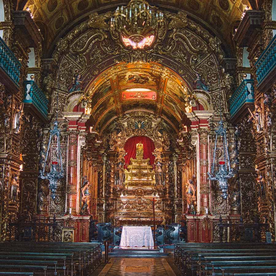 Interior de uma igreja toda ornamentada com ouro