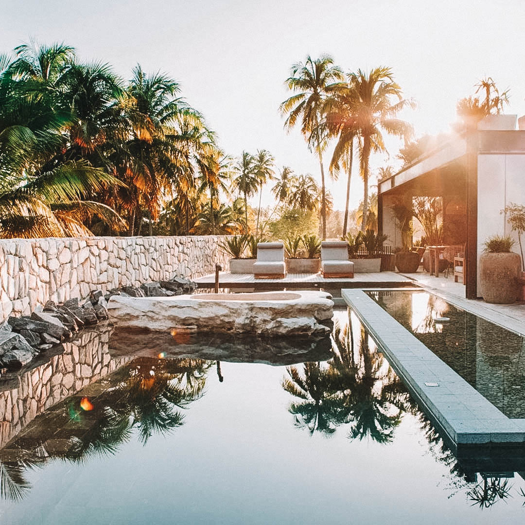 Piscina ao ar livre com vista para o mar ao por do sol