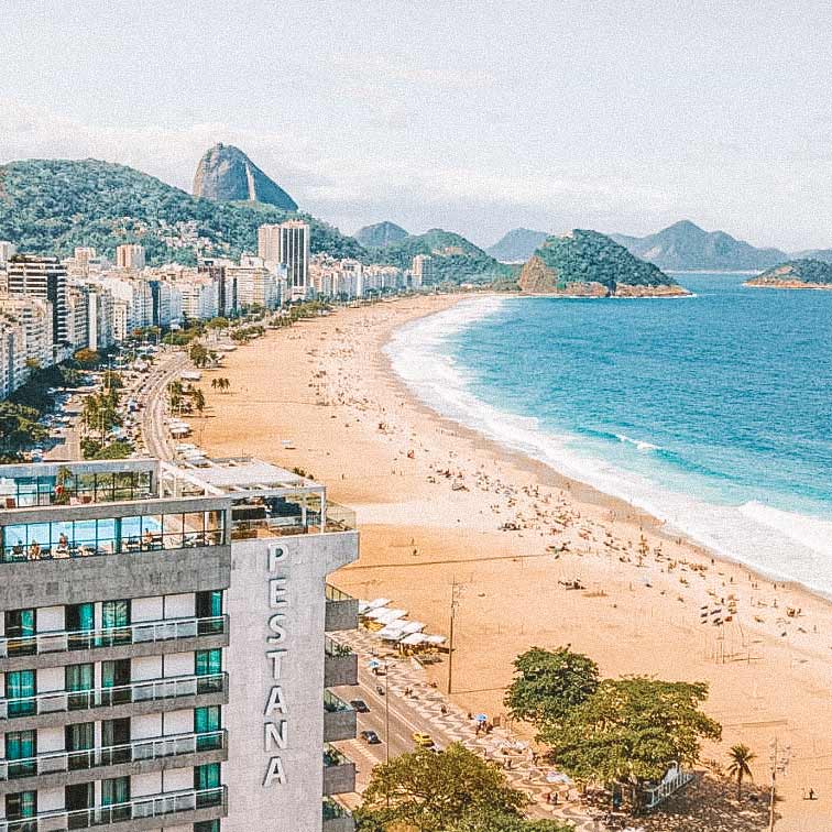 Hotel Pestana na avenida com vista para o litoral; vista aérea