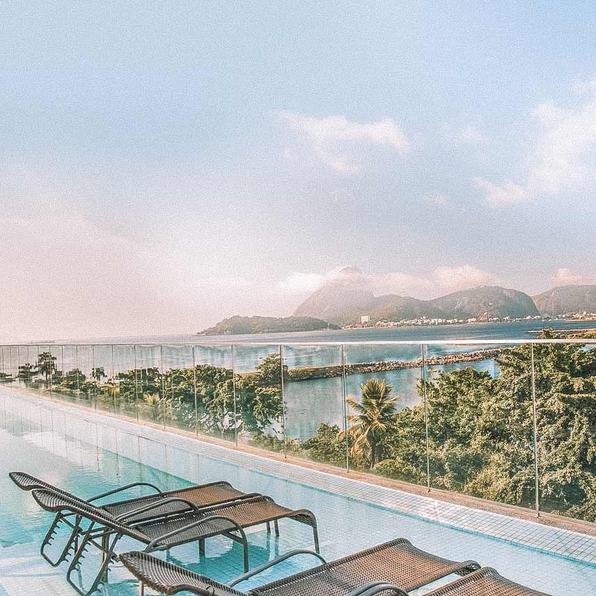 Piscina com vista panorâmica para a Marina da Glória e para o Pão de Açúcar, no Prodigy Santos Dumont, uma das opções de day use no Rio de Janeiro