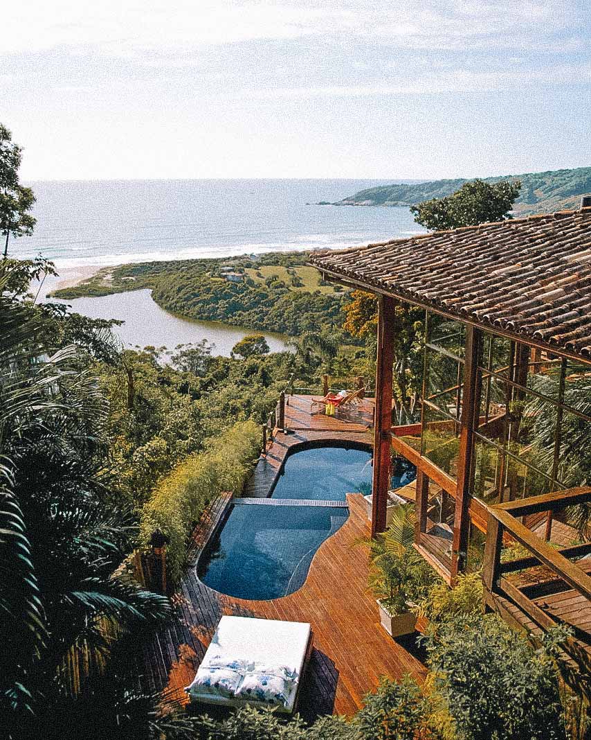 Piscina com vista para o mar na Praia do Rosa. Pousadas e hotéis em Santa Catarina.