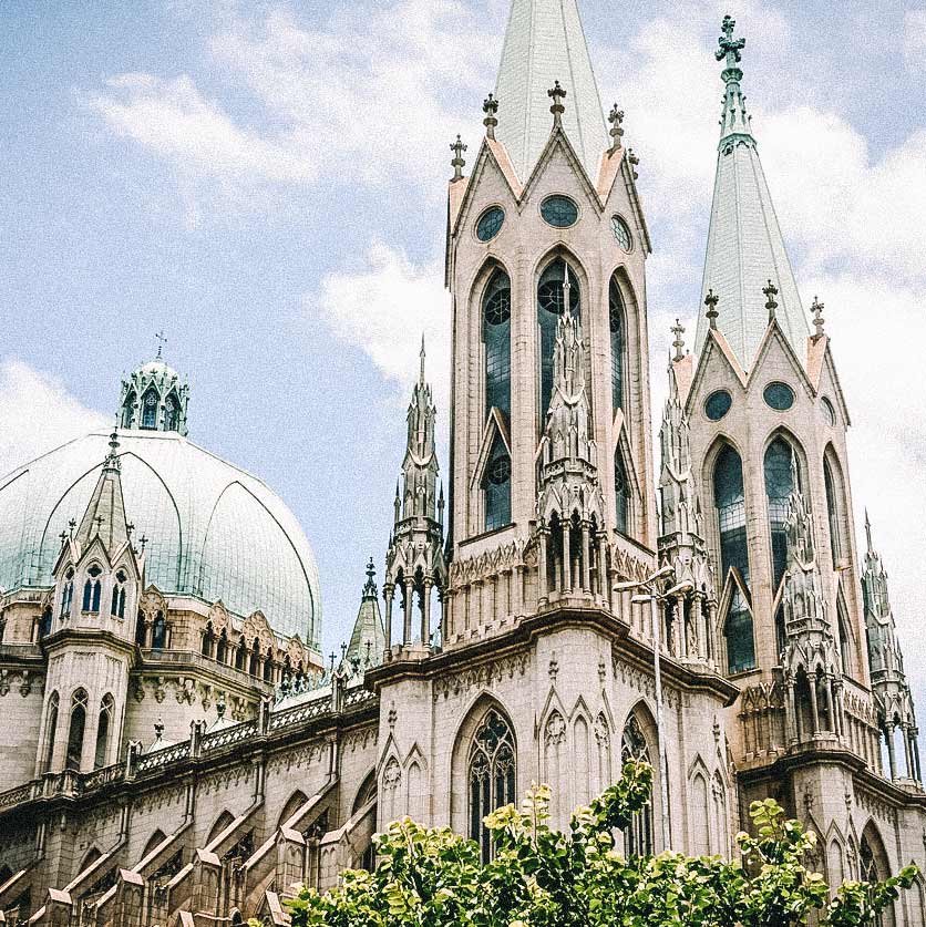 Vista das torres e da cúpula da Catedral da Sé, em SP