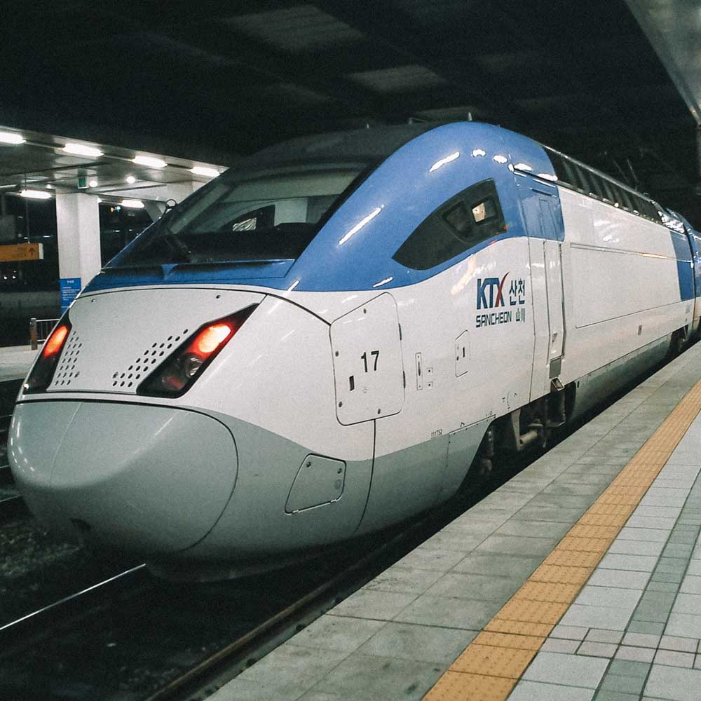 Trem branco e azul parado em estação na Coreia do Sul. Trens mais rápidos do mundo.