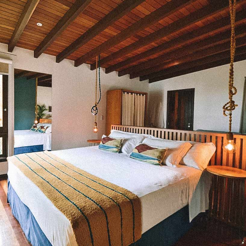 Quarto com decoração praiana boho chic. Pousadas e hotéis em Santa Catarina.