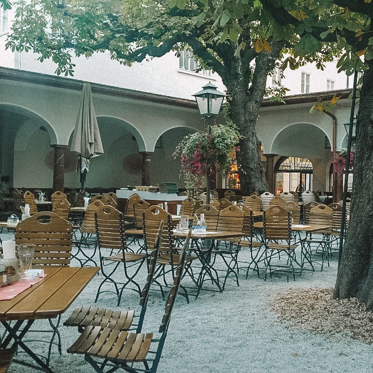 Área externa do restaurante Arkadengarten Sternbräu em Salzburgo