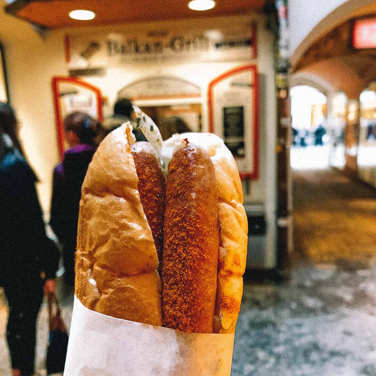 Lanche típico de Salzburgo com pão e linguiça