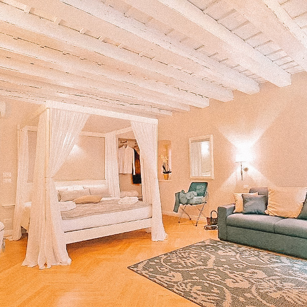 Quarto todo rosinha da Boutique Apartments Verona