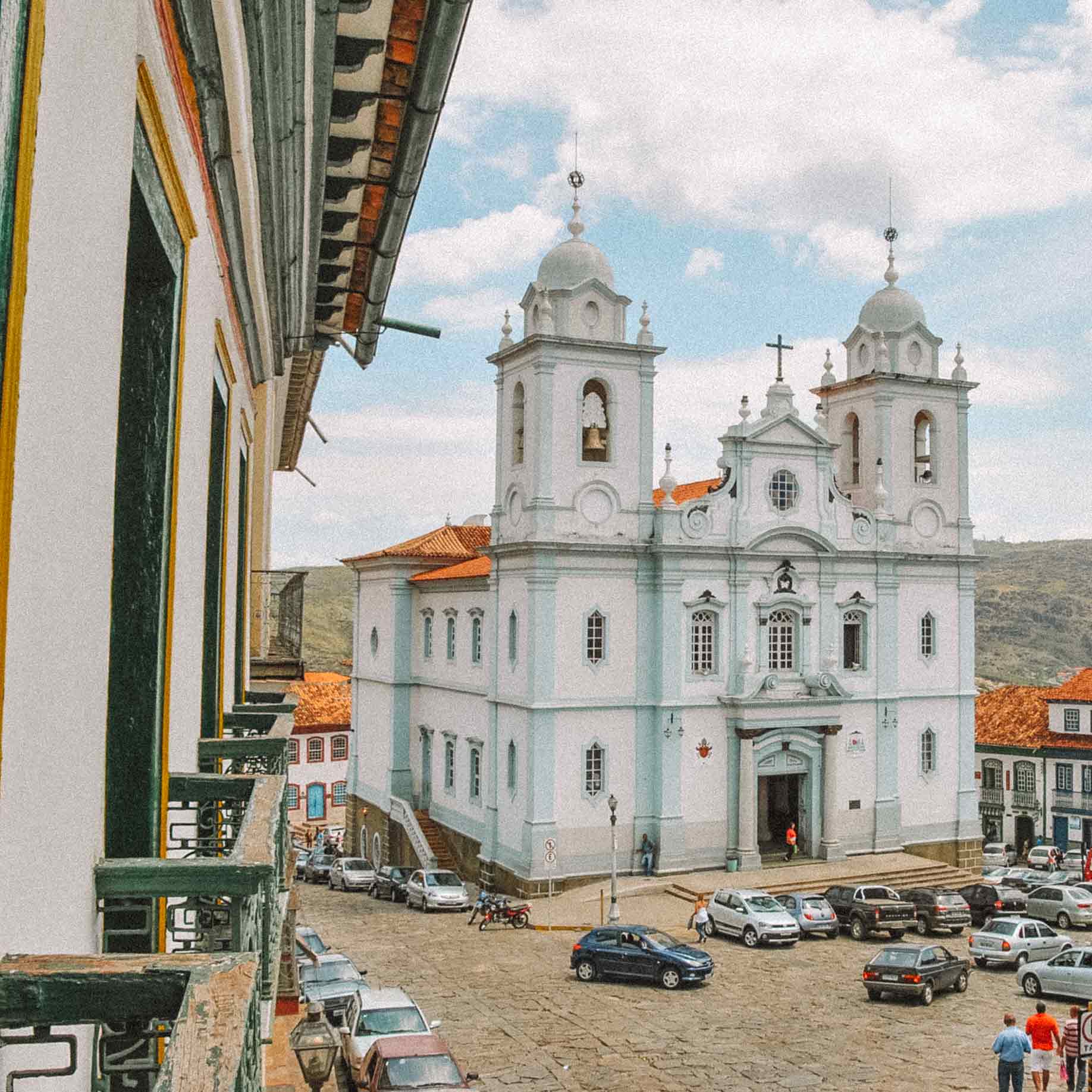 Igreja branca e azul em Diamantina