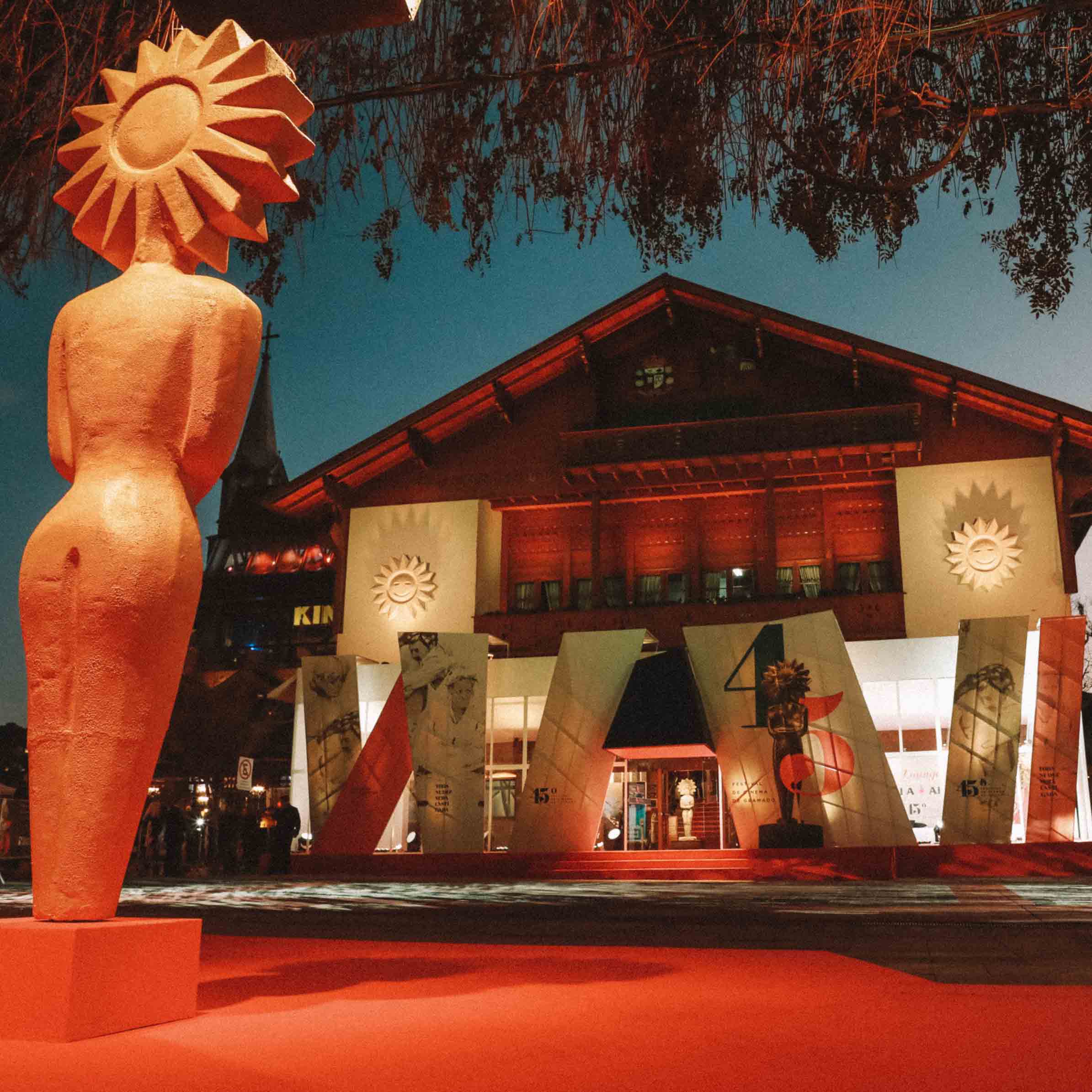 Casa de eventos onde acontece o Festival de Cinema de Gramado - Destinos de frio no Brasil em junho, julho e agosto