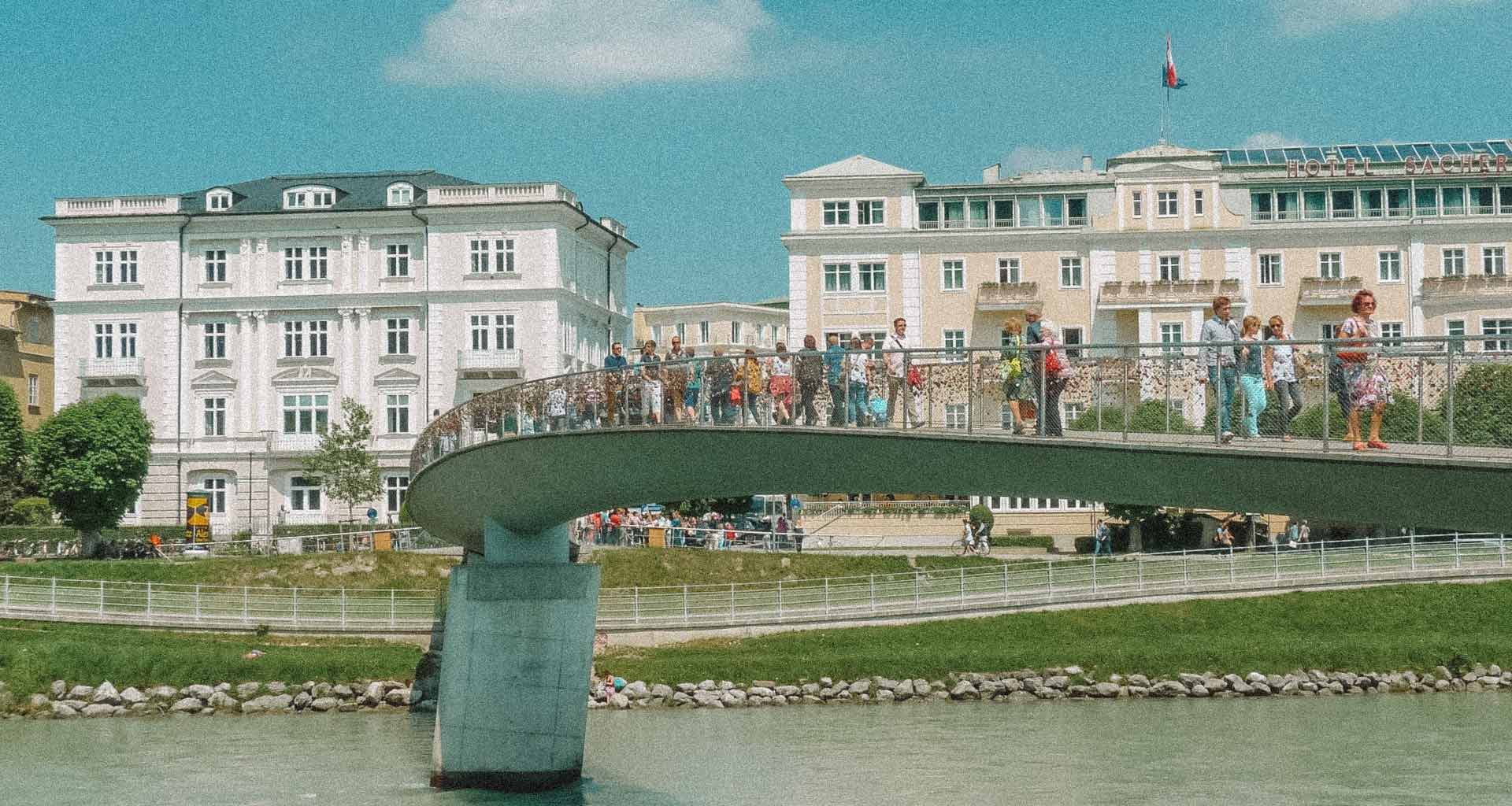 Ponte Marko Feingold em Salzburgo, com vários cadeados presos