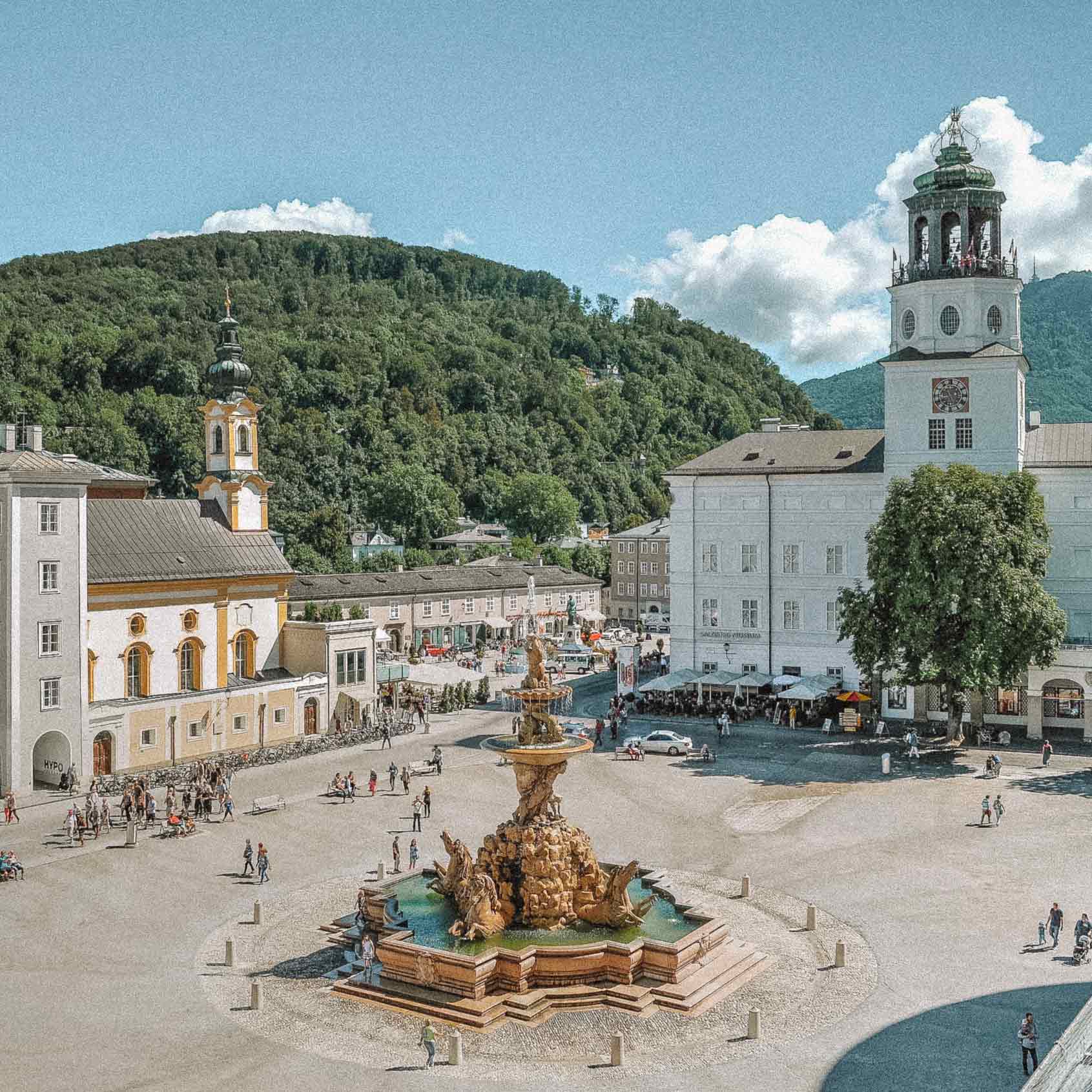 Praça com uma fonte no centro em Salzburgo