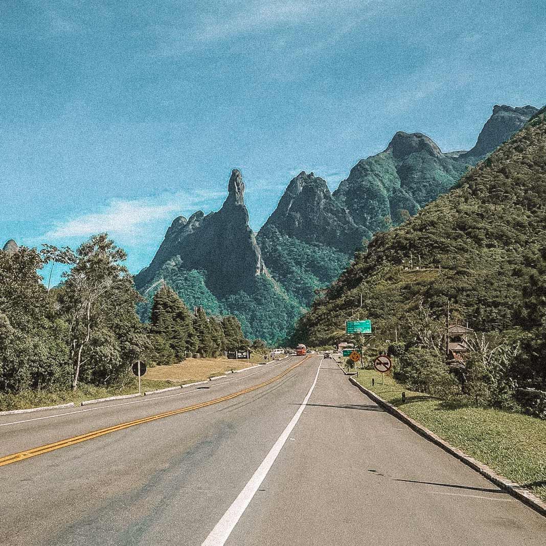 Vista de uma estrada com montanhas ao fundo em Teresópolis - Destinos de frio