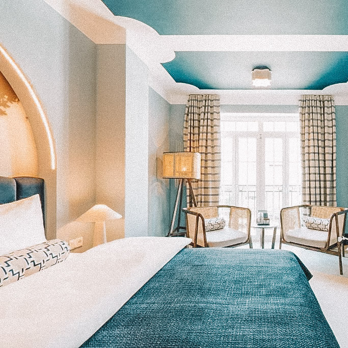 Quarto de hotel com detalhes em azul em Salzburgo