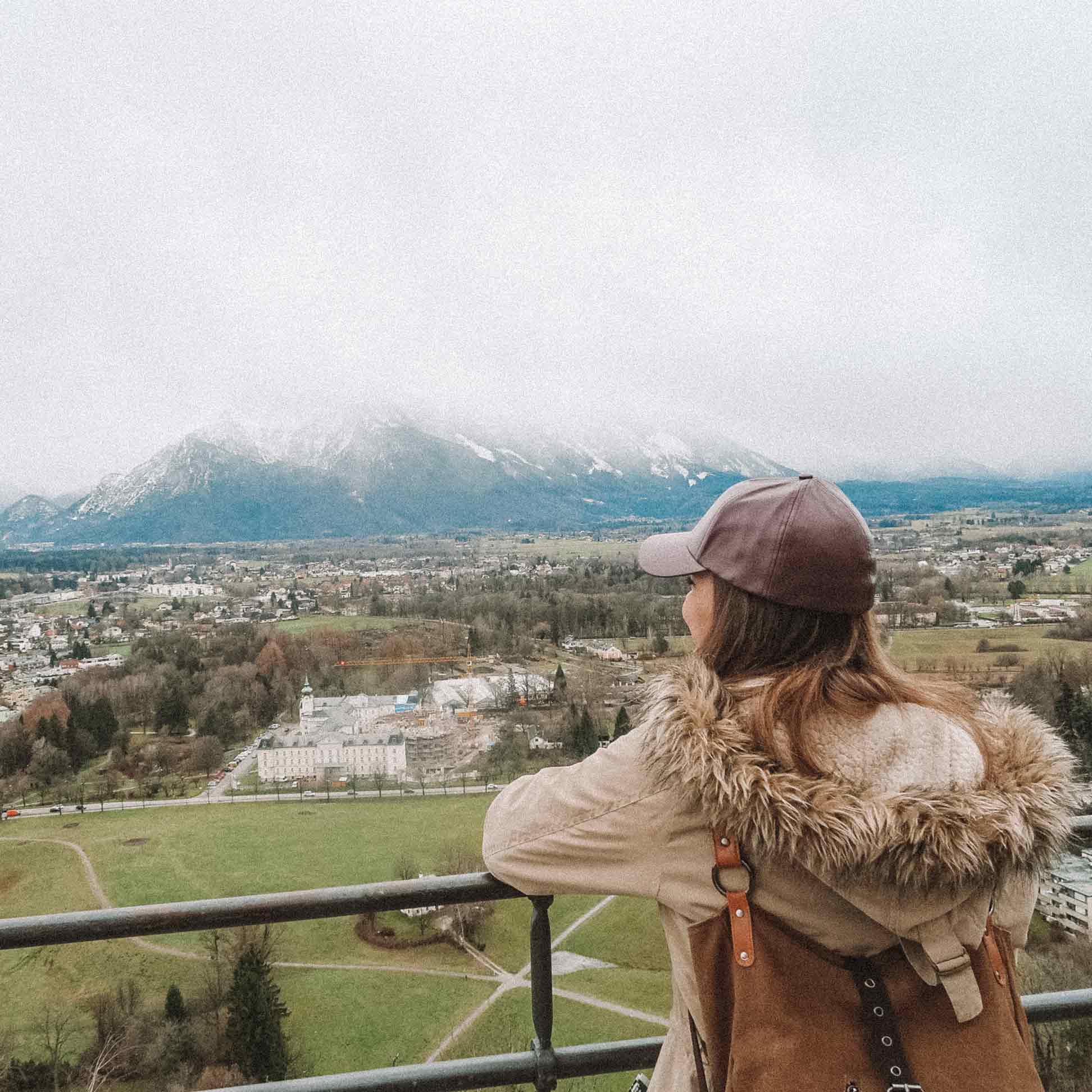 Mulher observando os alpes austríacos
