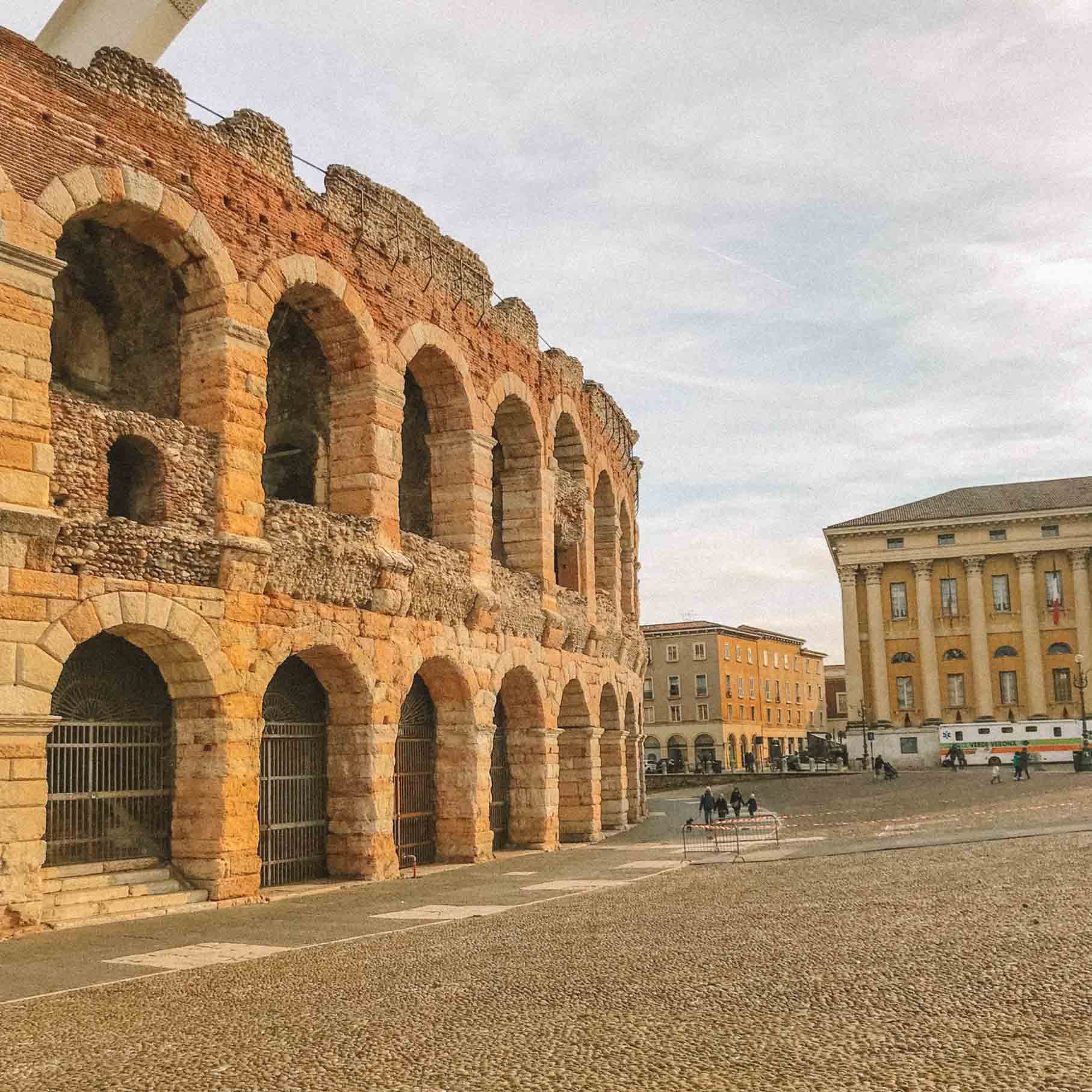 Imagem externa da Arena de Verona