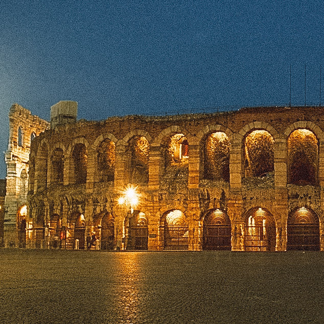 Arena de Verona acesa durante a noite