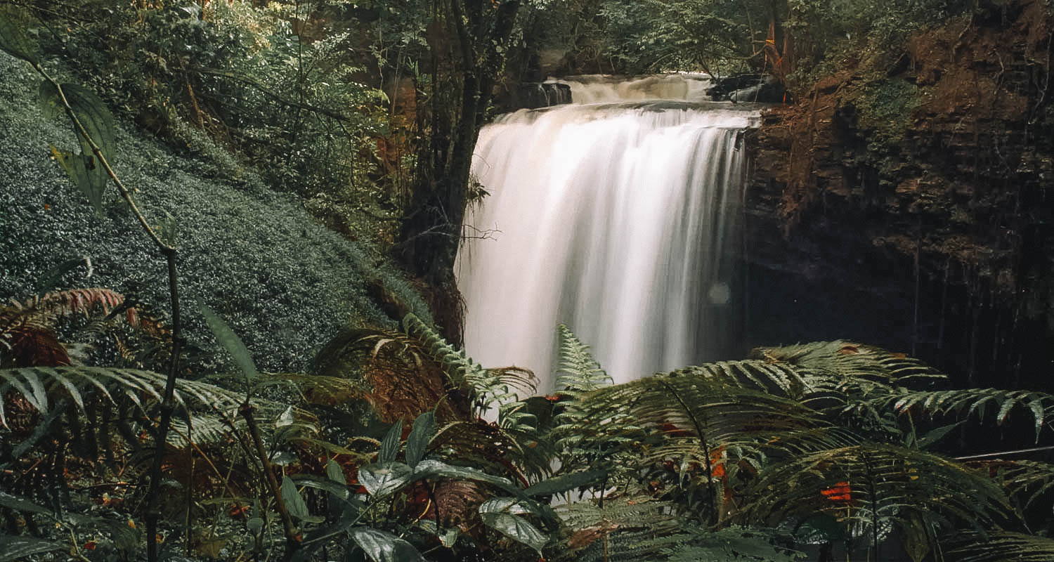 Água da cachoeira do Funil caindo caverna abaixo