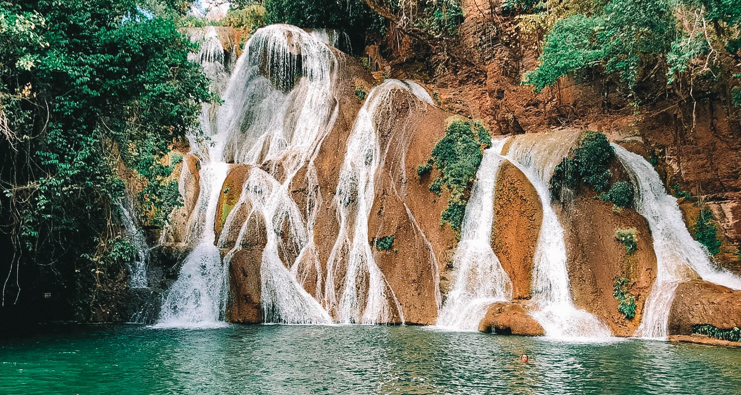 Cachoeira paraíso do cerrado com vários filetes de água caindo sobre as pedras