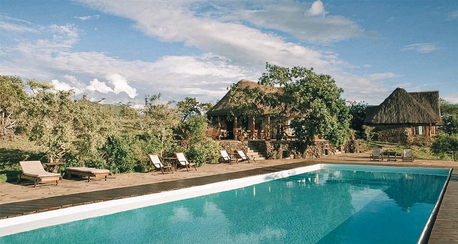 Piscina no meio da savana africana