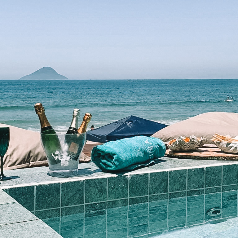 piscina frente ao mar na pousada casatua em juquehy