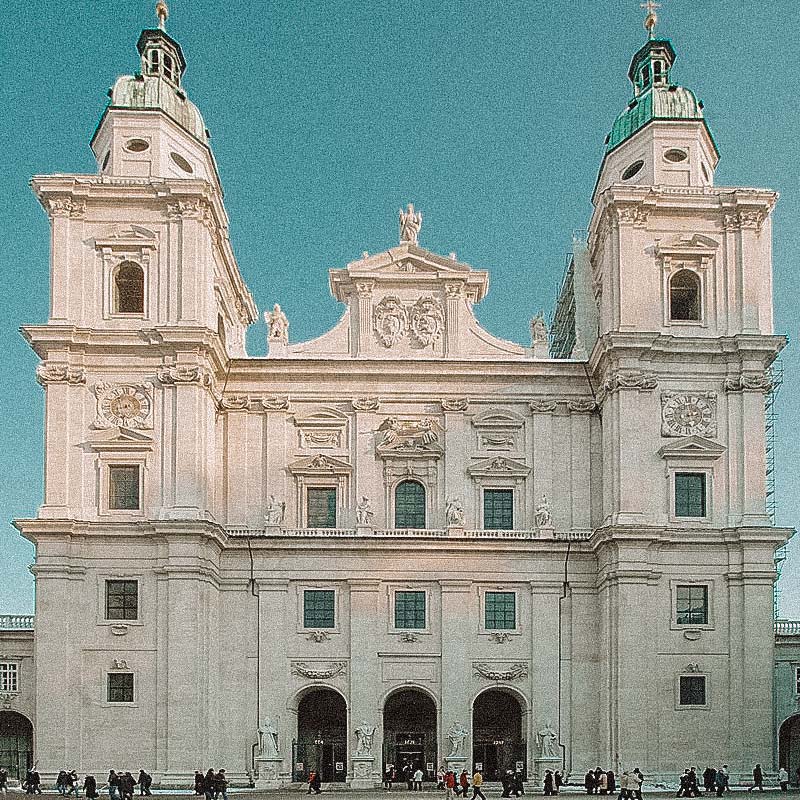 Imagem frontal da Catedral de Salzburgo
