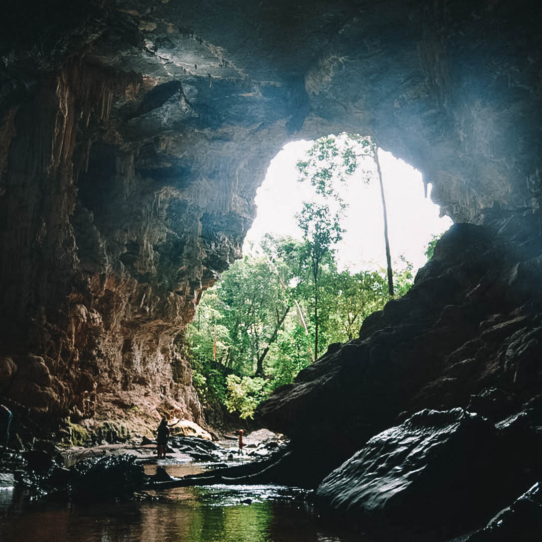 Caverna da claraboia visto de dentro com uma entrada 