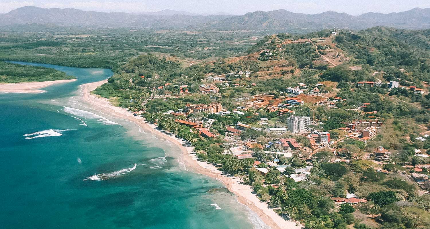 Visão aérea da cidade e do litoral na Costa Rica