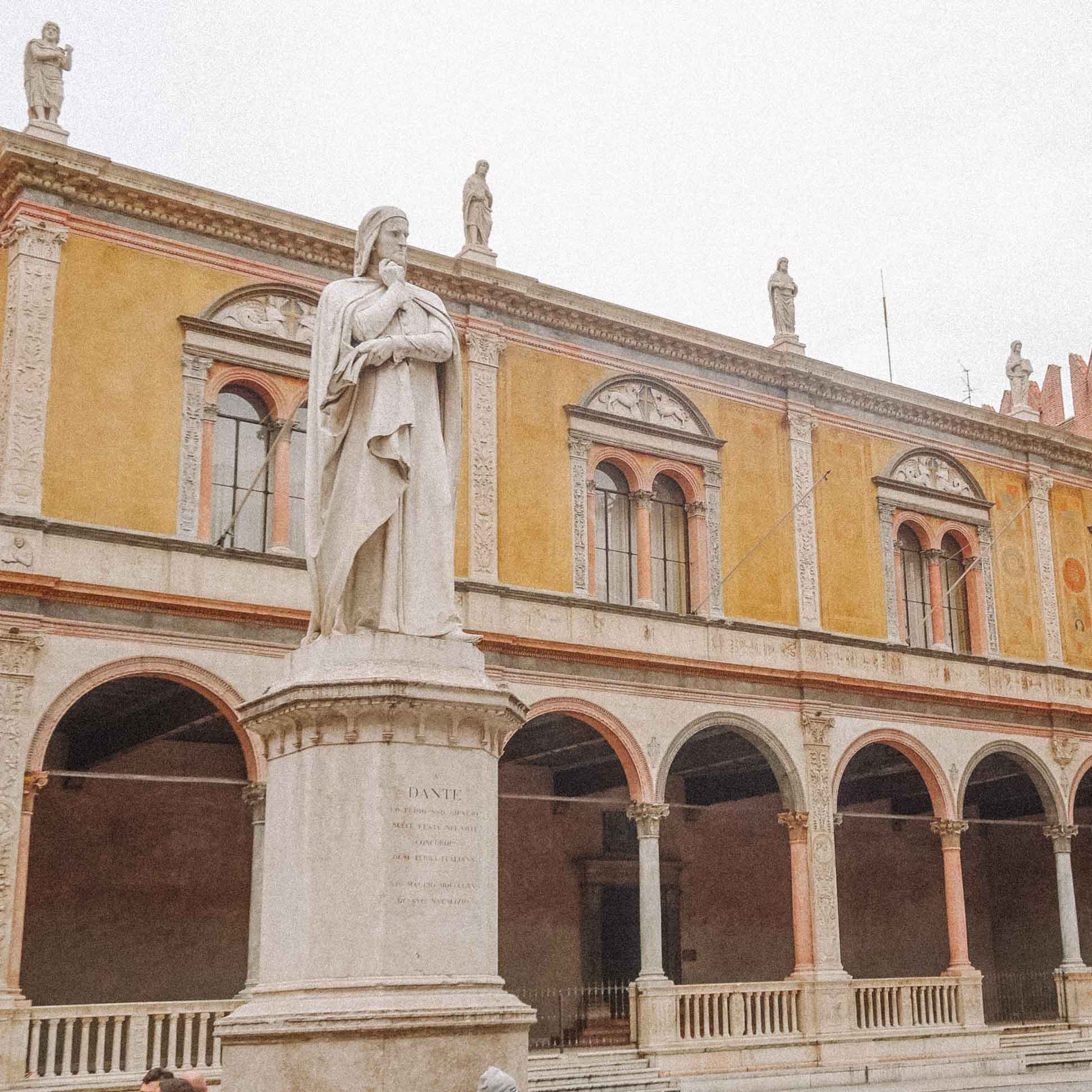 Estátua de Dante na Piazza dei Signori