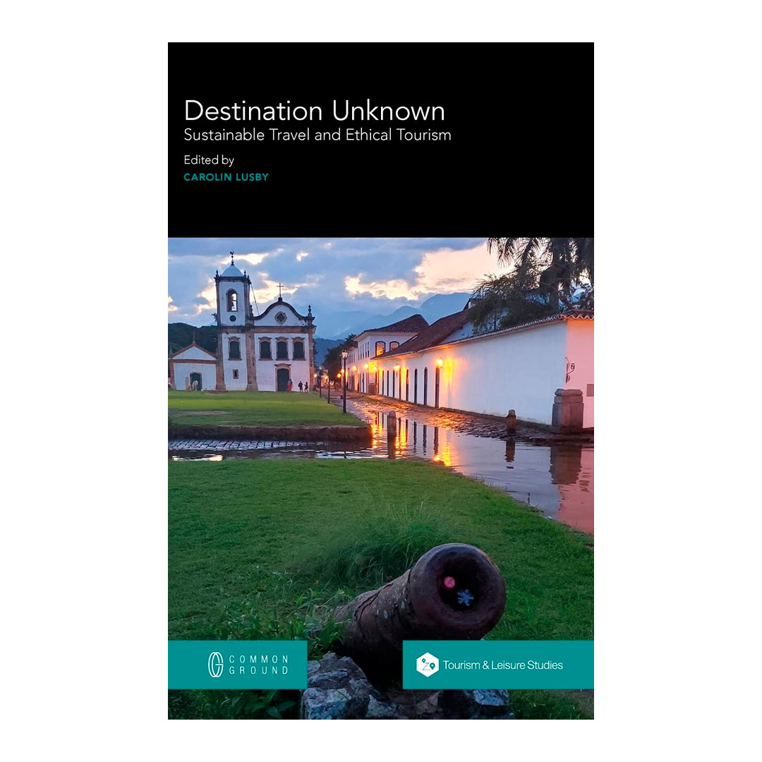 Capa do livro destinations unkown de uma cidade colonial e um pequeno canhão em primeiro plano