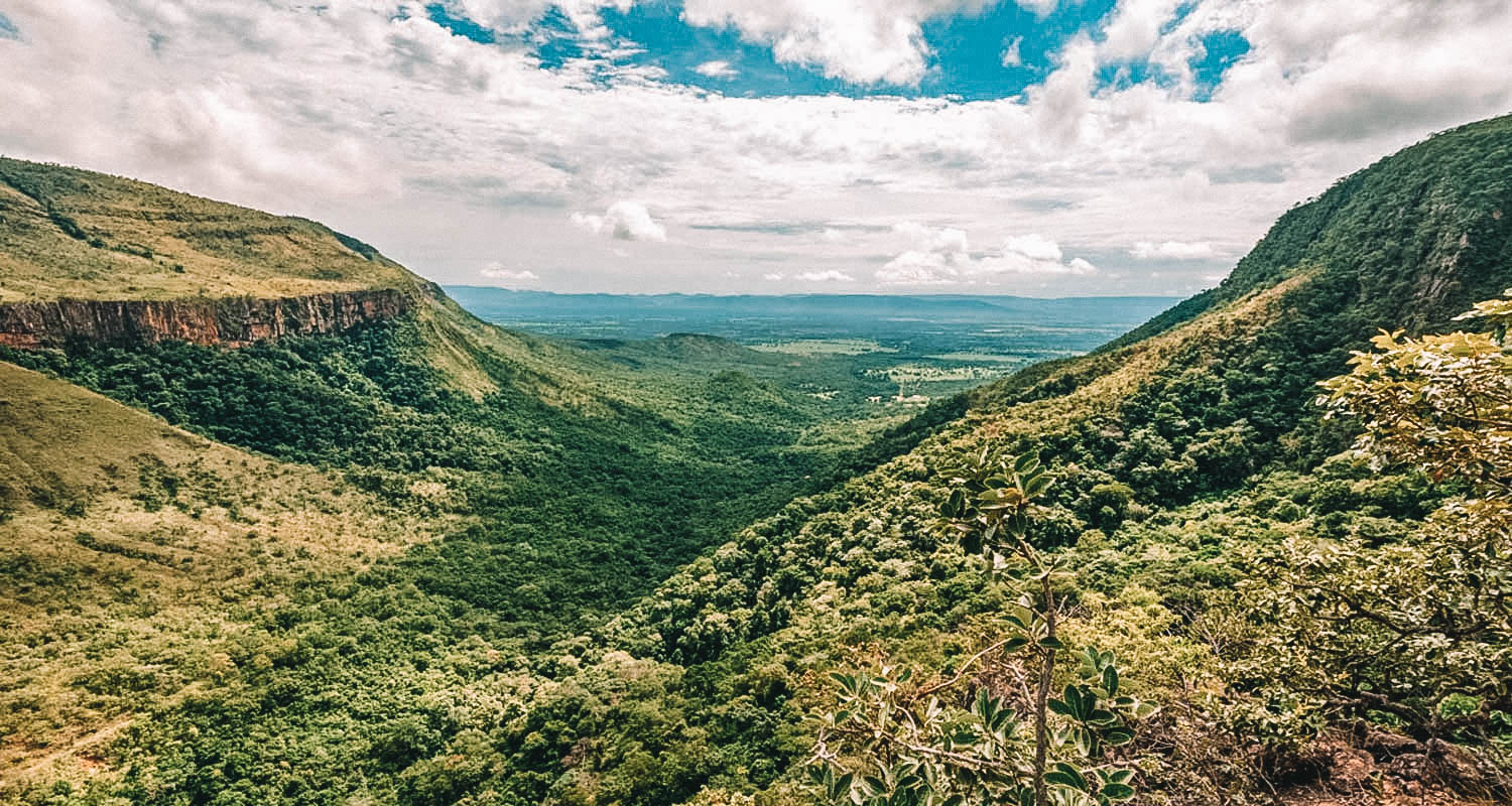 Vista das montanhas cobertas por uma vegetação verde na Trilha do Mirante no Parque Eco Bocaina